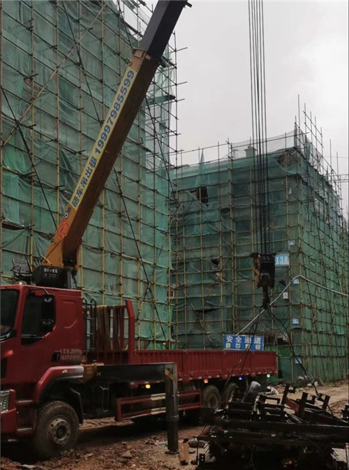 徐闻县“慢工细活”—— 吊车的 “微动控制” 技术